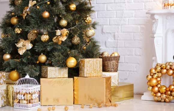 Как украсить елку на Новый год. Фотография: Shutterstock